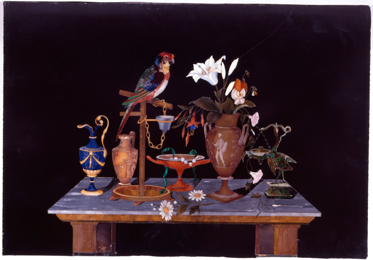 En florentinsk pietra dura-plakett med en papegoja på sin abborre på ett bord med en etruskisk kratervas, en vas med blommor och tackor, ca 1870 av Italian School