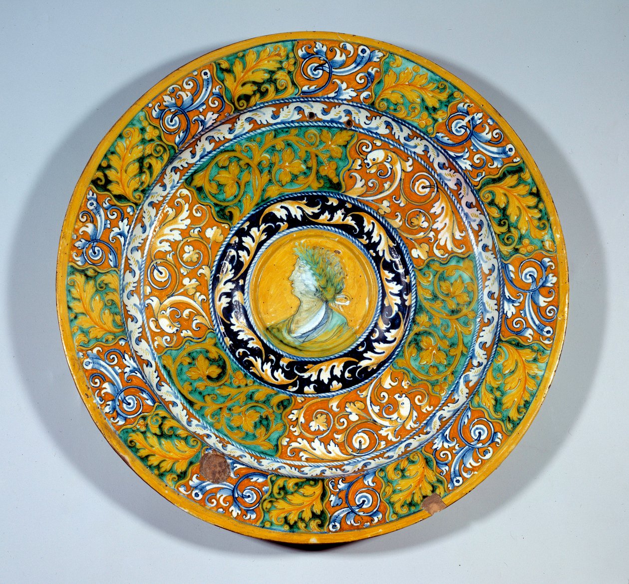 Aiguiere bassäng i majolica (maiolica) dekorerad i fajans av Faenza. Omkring 1540-1550. Paris, Louvren av Italian School