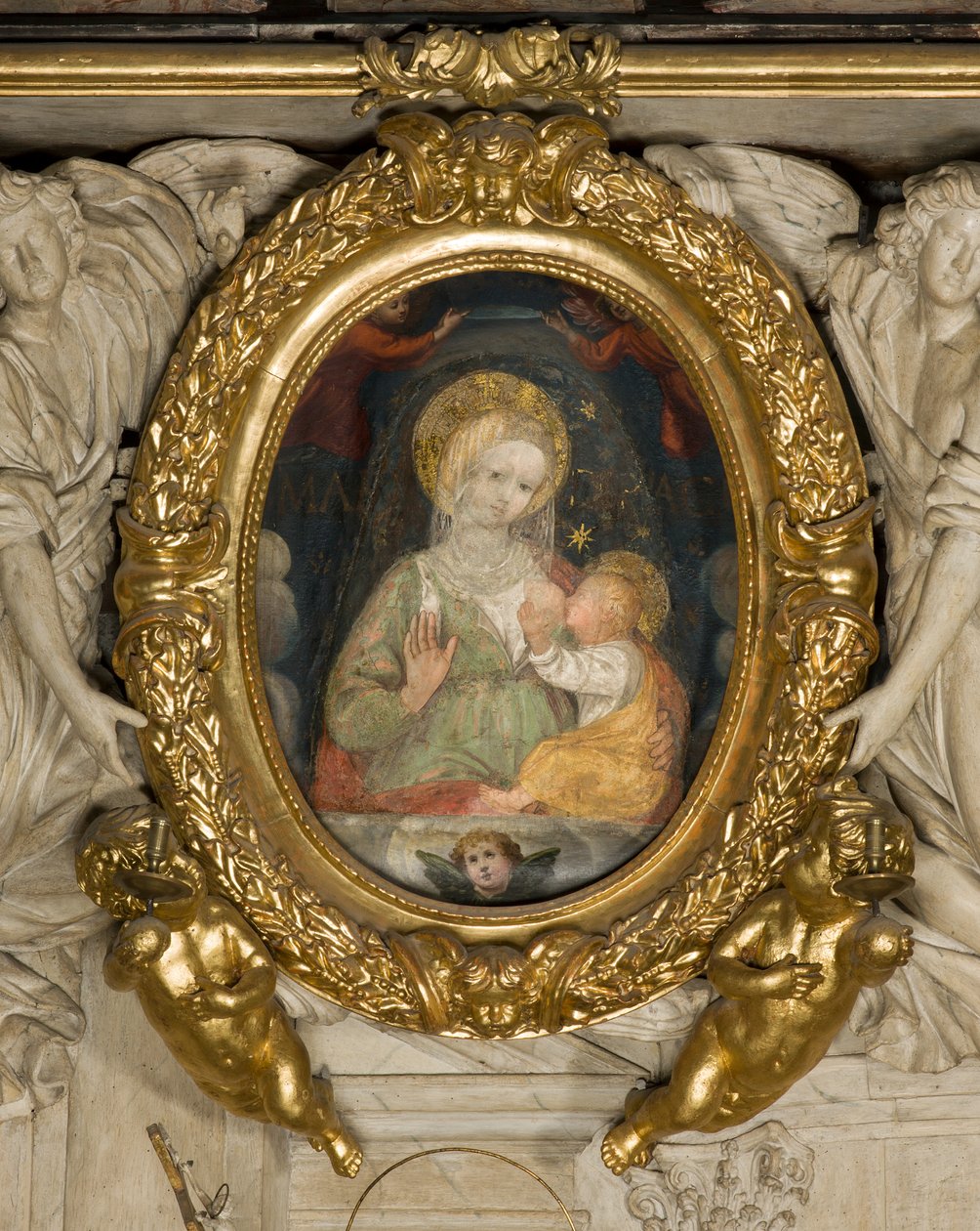 Altare av St. Eusebius, Fresk Vår Fru av Freden 1400-talet, insatt i ramen med änglar 1622 av Italian School