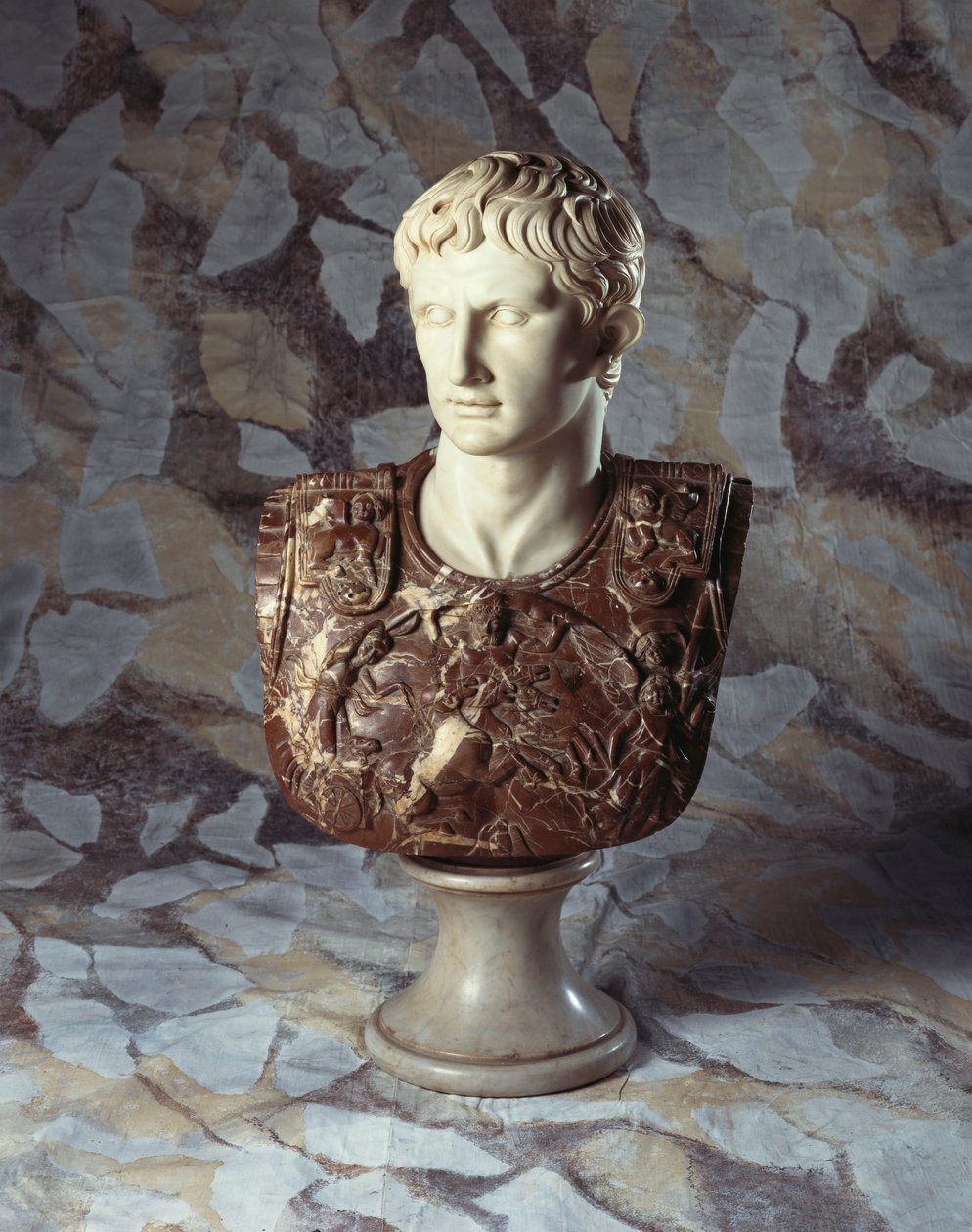 En italiensk skulpterad staty och brecciamarmorbyst av Caesar Augustus, efter antiken av Italian School