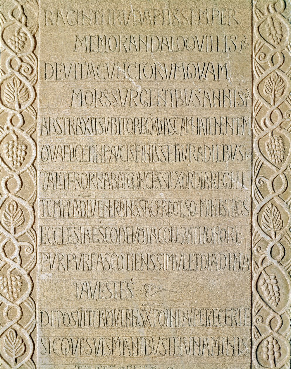 Medeltidens arkeologi (medeltiden). Barbarian Art of Lombardiet: Drottning Ragnetrudes gravsten (Raginthruda) är från 740-750. Lombardisk konst. Pavia, Civic Museum, Archaeological Section (Pavia, Musei Civici, Sezione Archeologia). av Italian School