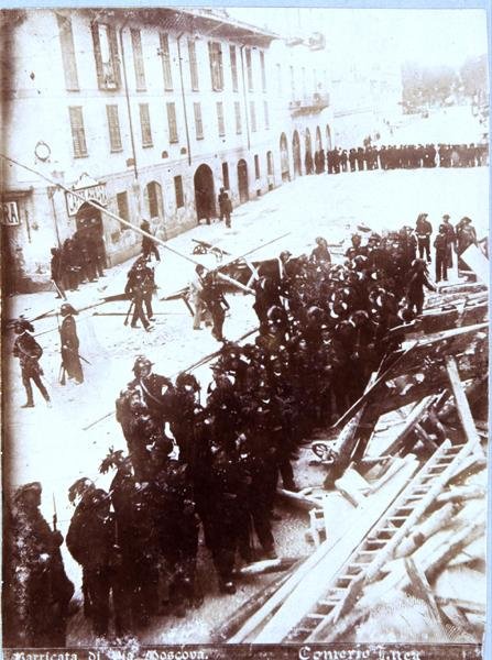 Barrikader och gevärsregementet i Via Moscova, under upploppen i Milano, 6-9 maj 1898 (s/v foto) av Italian School