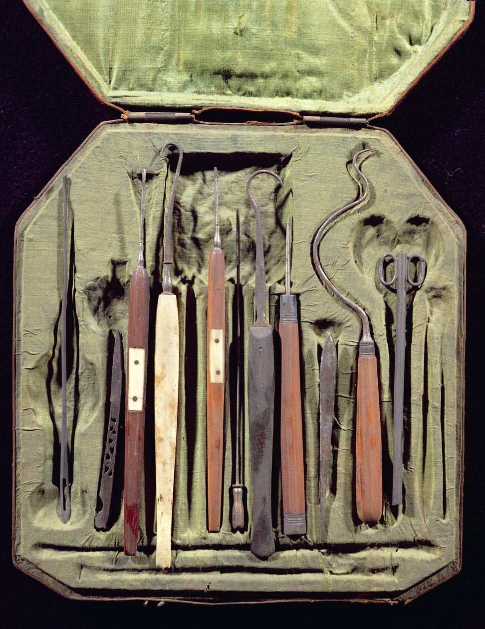 Låda med oftalmiska instrument (trä och metall) av Italian School