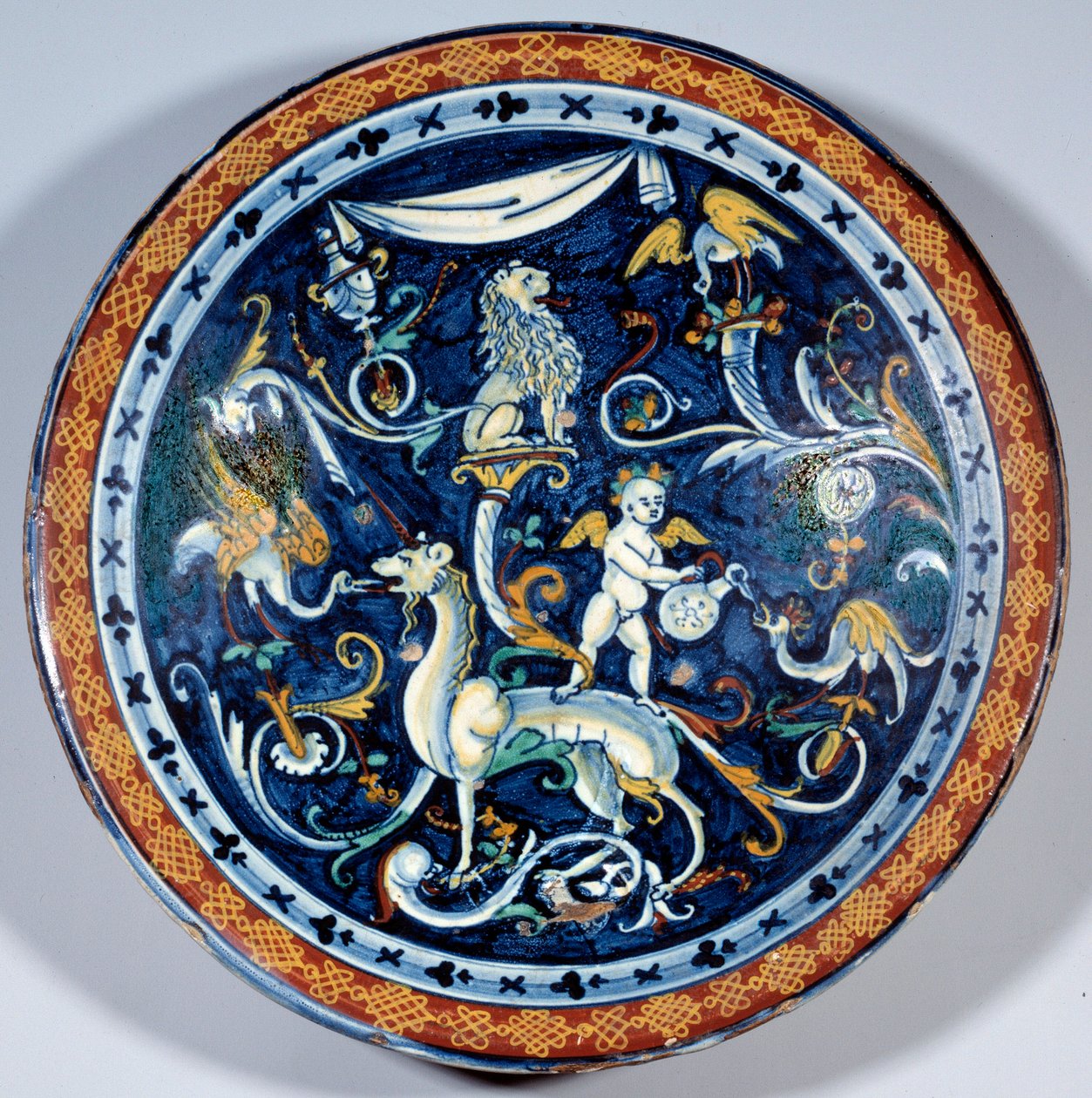 Cafaggiolo fajanskopp pryder fantastiska djur. 1510-1520 Paris, Louvren av Italian School