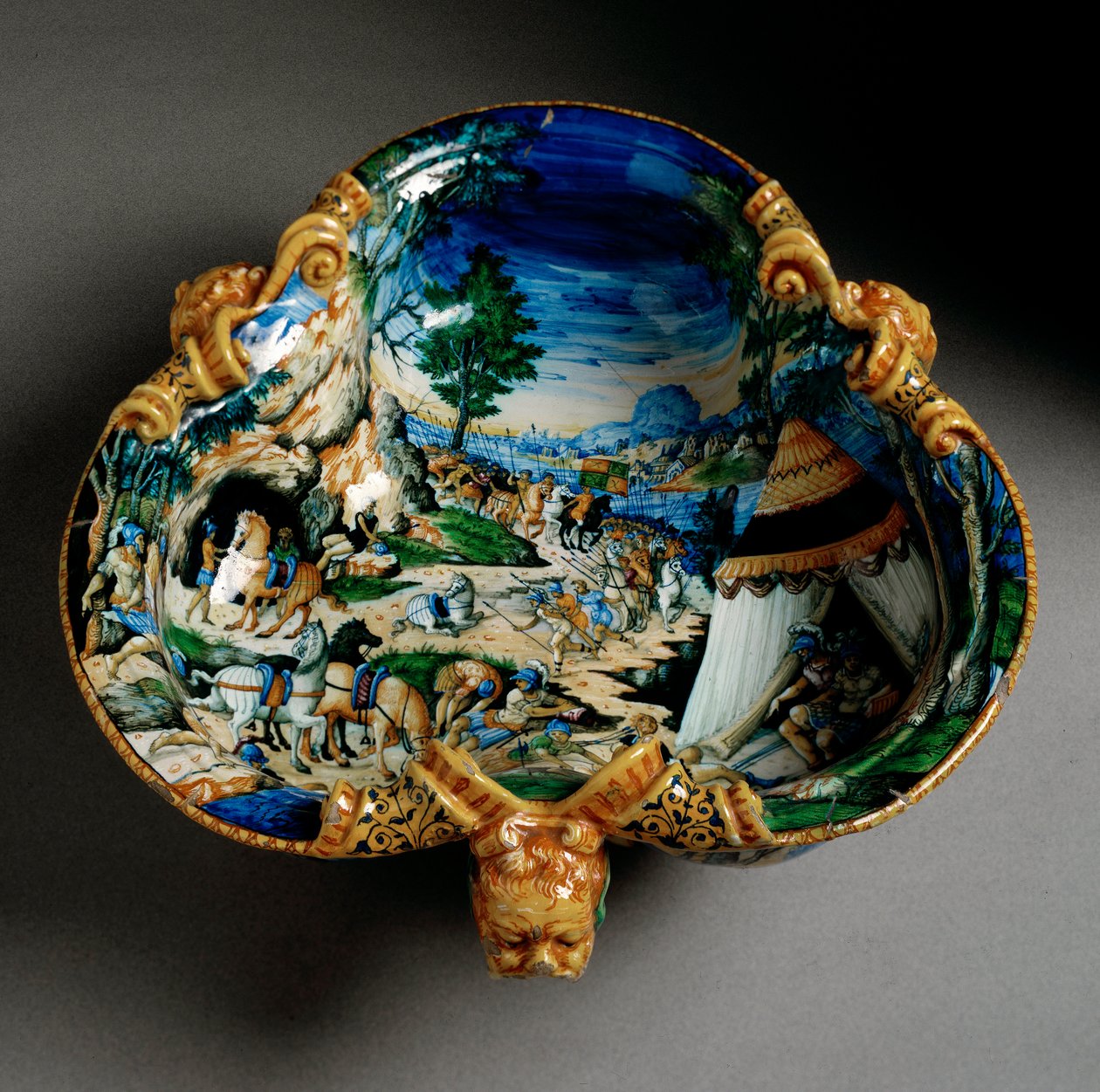 Keramisk kopp i form av en trefle dekorerad av representationen av Hannibal under korsningen av Alperna producerad i Urbino i verkstaden Fontana, Italien. 1550 runt Florens, Museo Nazionale del Bargello av Italian School