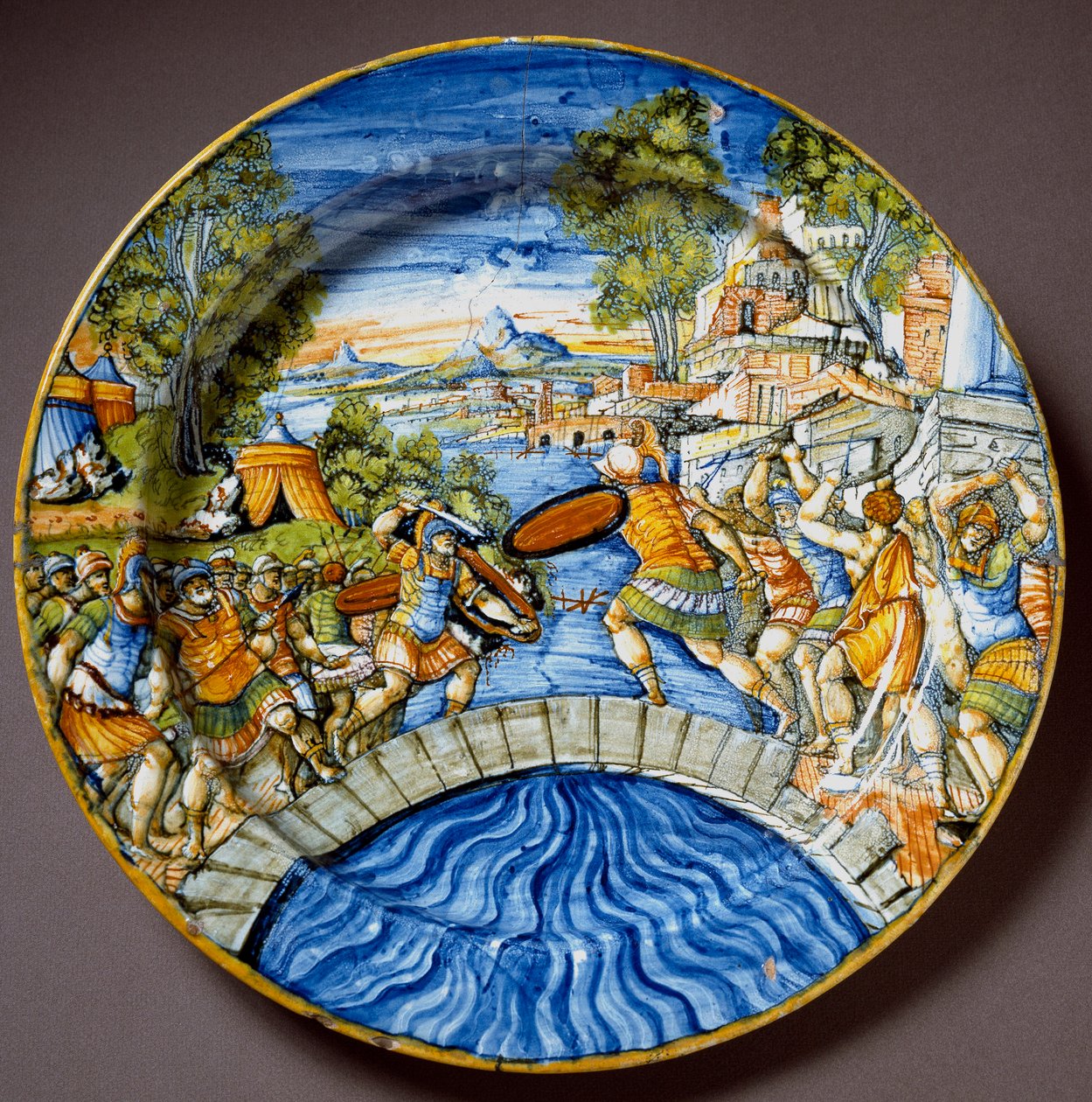 Avsnitt av försvaret av Subliciusbron av de legendariska romerska hjältarna Horatius Cocles under striderna mot den etruskiska keramiska plattan tillverkad i Urbino i verkstaden Fontana, Italien. 1560 runt Florens, Museo Nazionale del Bargello av Italian School