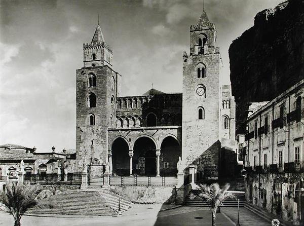 Exteriör av Duomo, påbörjad 1131 av kung Roger II (d.1154) av Sicilien (s/v foto) av Italian School