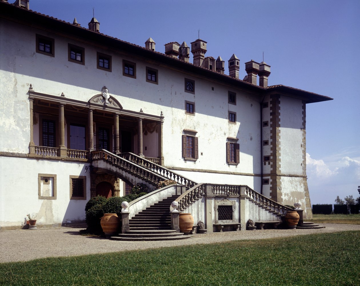 Fasad av Villa Medicea, kallad Ferdinanda eller villan för de hundra chiminees i Artimino av Italian School