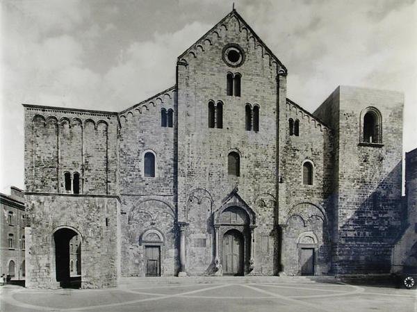 Basilikans fasad, grundad 1087 för att ta emot relikerna av St. Nicolas (s/v foto) av Italian School