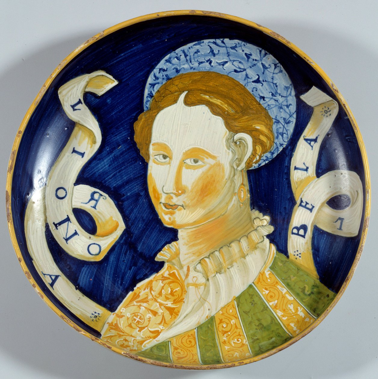 Fajanskopp “Lionora Bella”” tillverkad i Casteldurante. 1500-talet Enouen, National Renaissance Museum av Italian School
