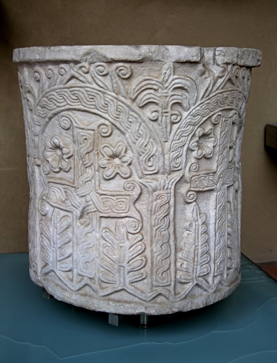Font, ursprungligen från kyrkan St Agatha i Quirinale av Italian School