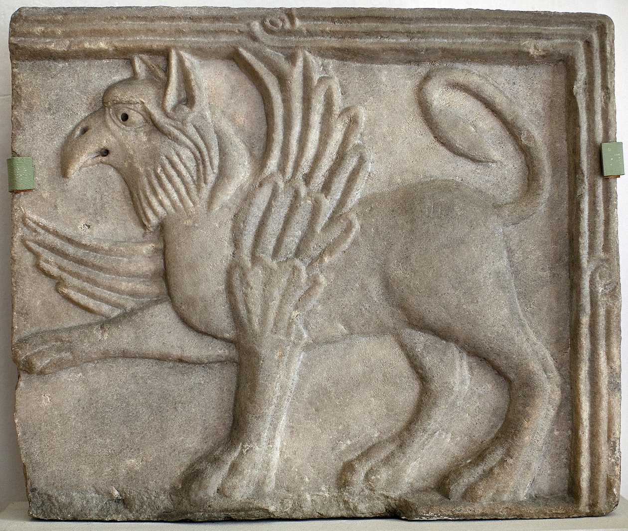 Griffon (eller grype). Låg relief skulpterad, marmor, Venedig (Italien) 1100-talet. Nationalgalleriet, Sternbergpalatset, Prag (Tjeckien). av Italian School