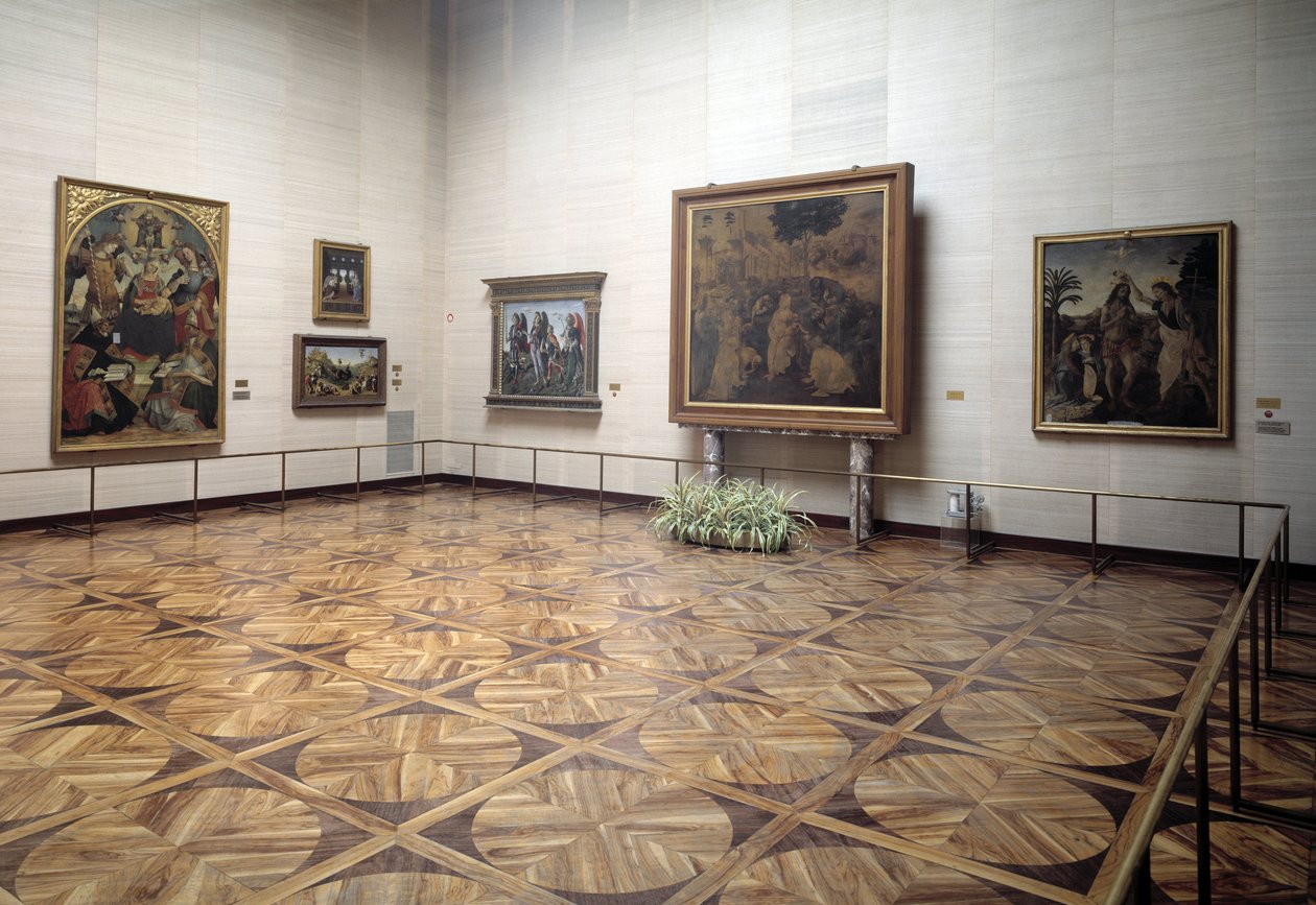 Museets sal som presenterar The Adoration of the Magi av Vinci, Kristi dop av Verrocchio och Vinci, den heliga treenigheten med jungfru och helgon av Signorelli av Italian School