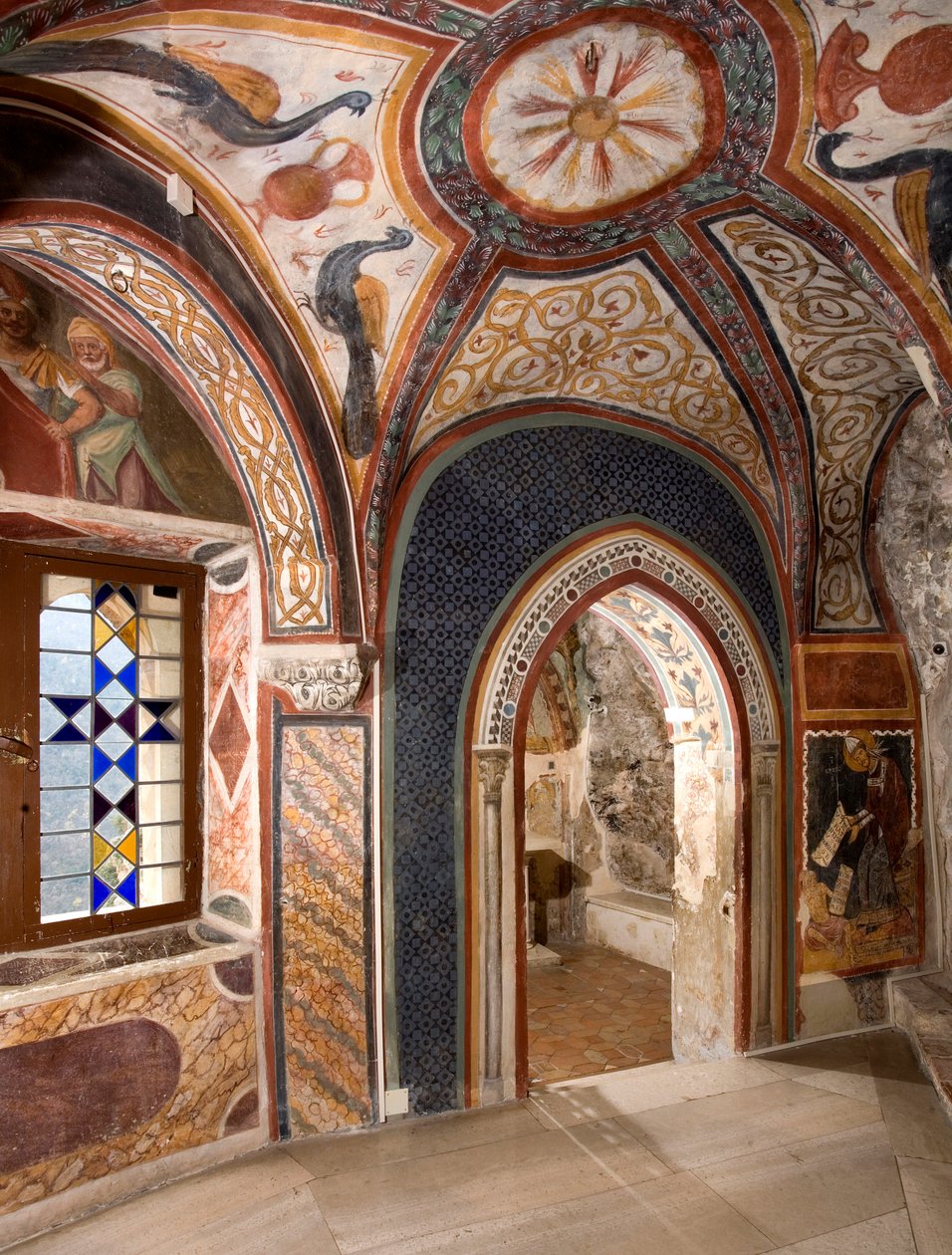 Interiörvy av kapellet Saint Gregoire (Gregorio) dekorerad med fresker av bysantinska influenser gjorda av den romerska skolan i början av 1200-talet. Klostret Saint Benedetto (Sacro Speco), Subiaco (Rom), Italien av Italian School