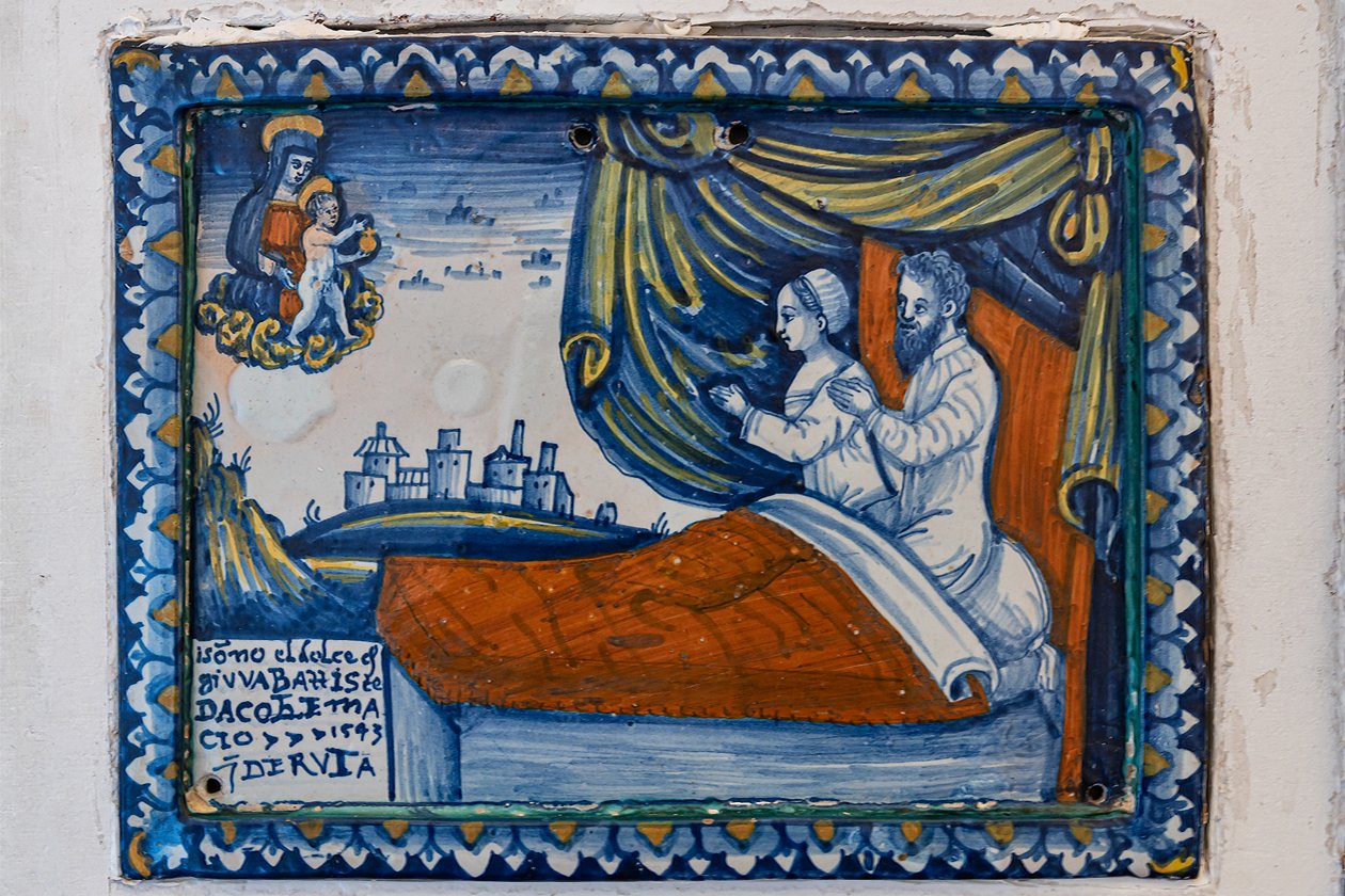 Madonna med barn och bedjande makar, ex-voto plakett av Italian School
