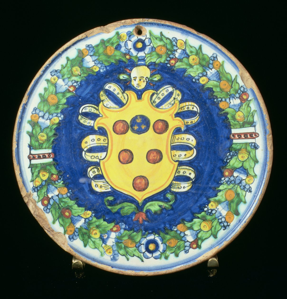 Maiolica-tallrik med Medicis vapen med en bård av lövverk och frukt, italiensk, 1500-tal av Italian School