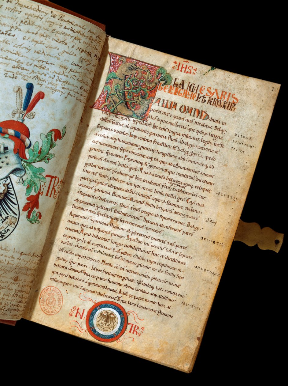 Manuskript "" De Bello Gallico, kommentarer om gallernas krig"" av Jules Cesar (Giulio Cesare eller Caius Julius Caesar) (100-44 f.Kr.) (fr. 541) Blazon av humanisten Niccolo Tranchedini, ägaren till manuskriptet. 1300-talets Biblioteca Riccardiana Neapel av Italian School