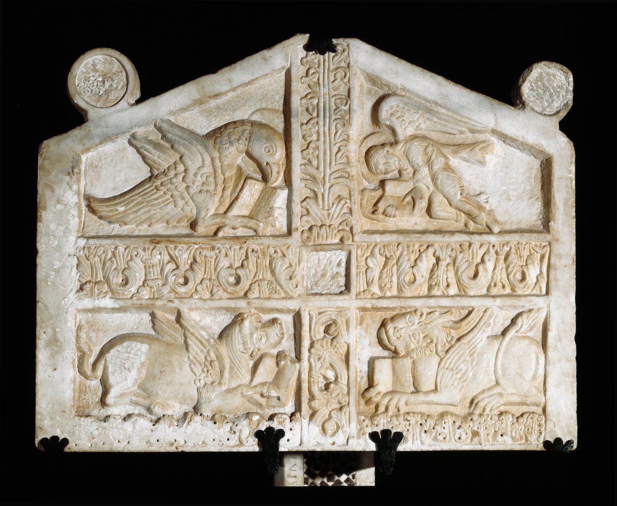Marmorskulptur med symboler för evangelister (tetramorf). Anonym lombardisk skulptör från 900-talet. Fara Sabina (Rieti), Abbazia di Farfa av Italian School
