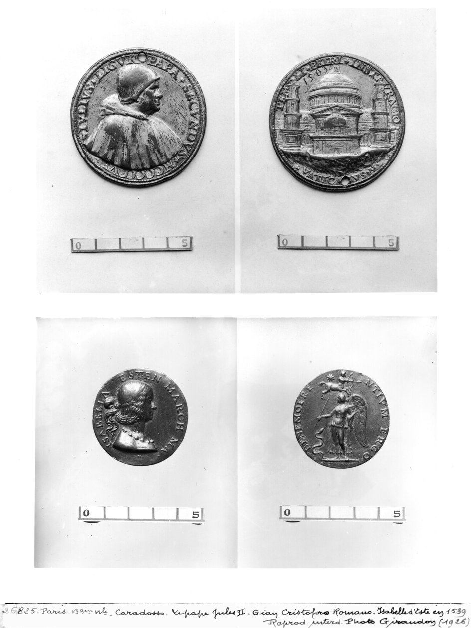 Medaljer föreställande påven Julius II (1443-1513) med St. Peters av Caradosso och Isabella dEste (1474-1539) av Gian Cristoforo Romano (1465-1512) (metall) av Italian School