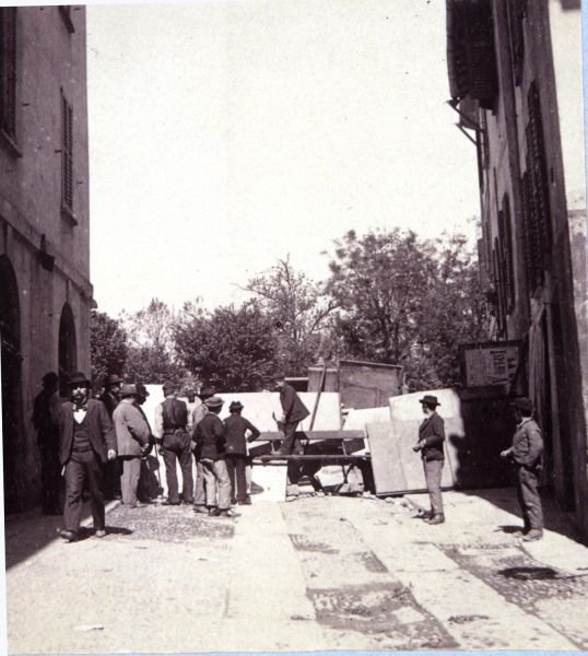 Män som reser barrikader vid Porta Garibaldi, under upploppen i Milano, 6-9 maj 1898 (s/v foto) av Italian School