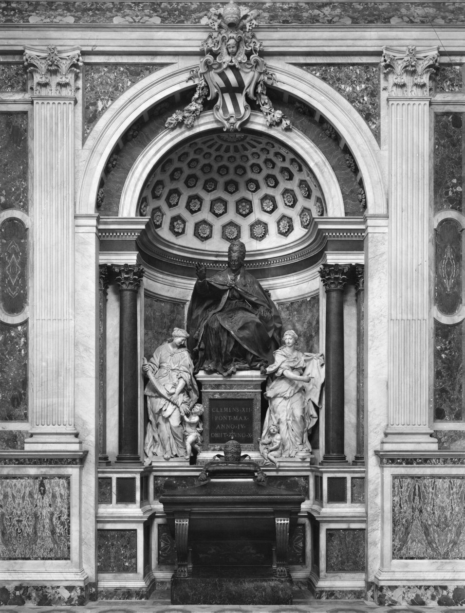 Monument till påven Clemens XII (1652-1740) med porfyr urna och kolonner, från Pantheon (brons, marmor, porfyr) (s/v foto) av Italian School