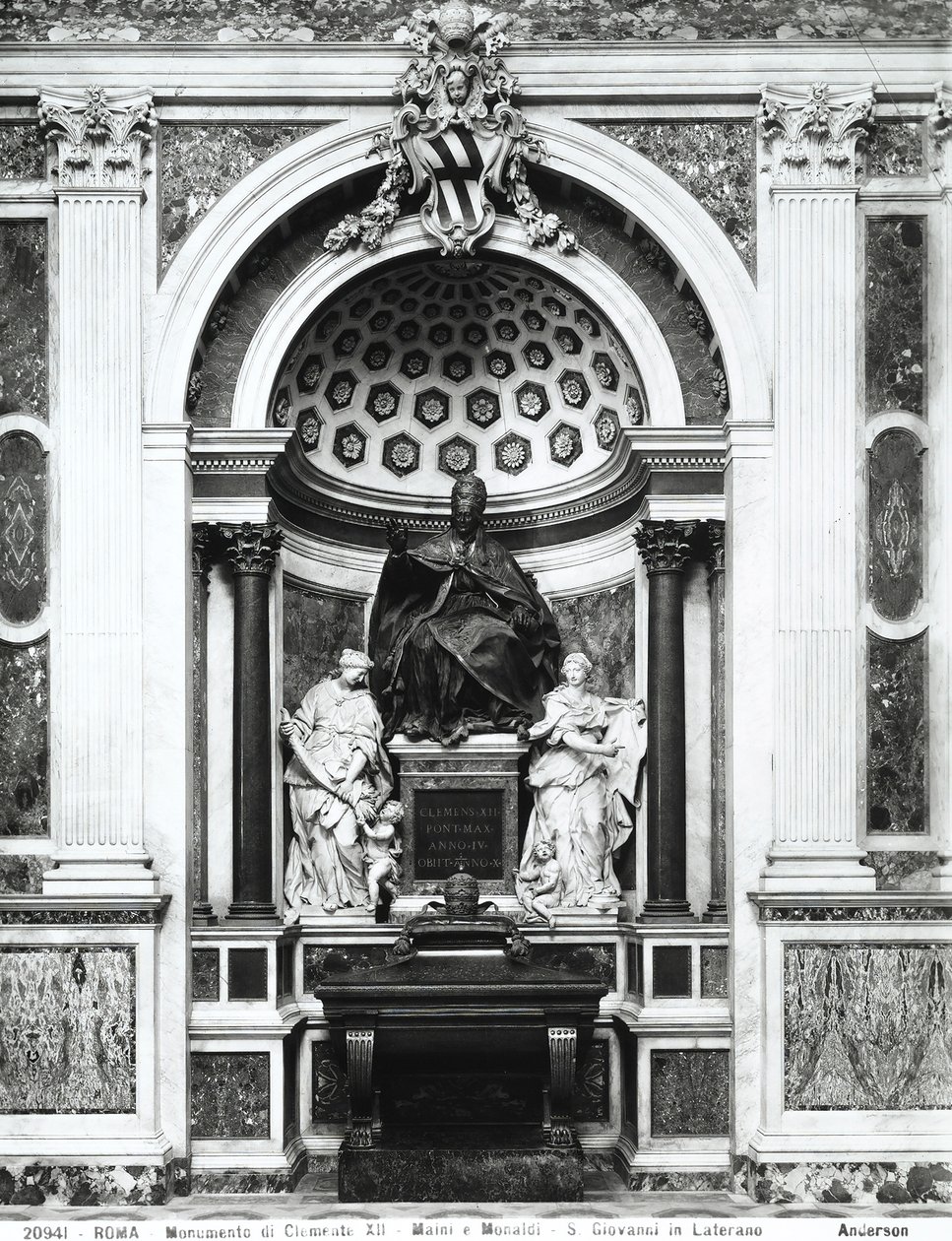 Monument till påven Clemens XII (1652-1740) med porfyrurna och kolonner från Pantheon, mellan Temperance (L.) och Prudence (R.) i Corsini Chapel (brons, marmor, porfyr) (s/v foto) av Italian School