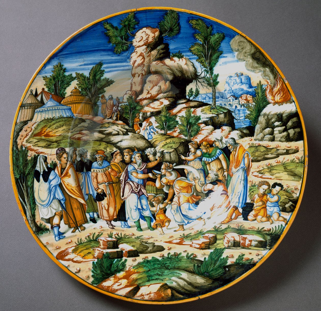 Moses lyfter upp vatten från klippan och ger en drink till Israels folk Keramisk tallrik tillverkad i Urbino i verkstaden Fontana, Italien. 1560 ca. Florens, Museo Nazionale del Bargello av Italian School