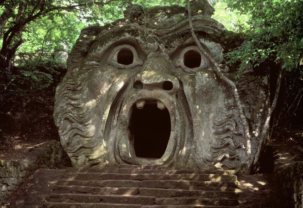 Mynningen av en fantastisk grotta, stenskulptur i "Parco dei Mostri" av Italian School