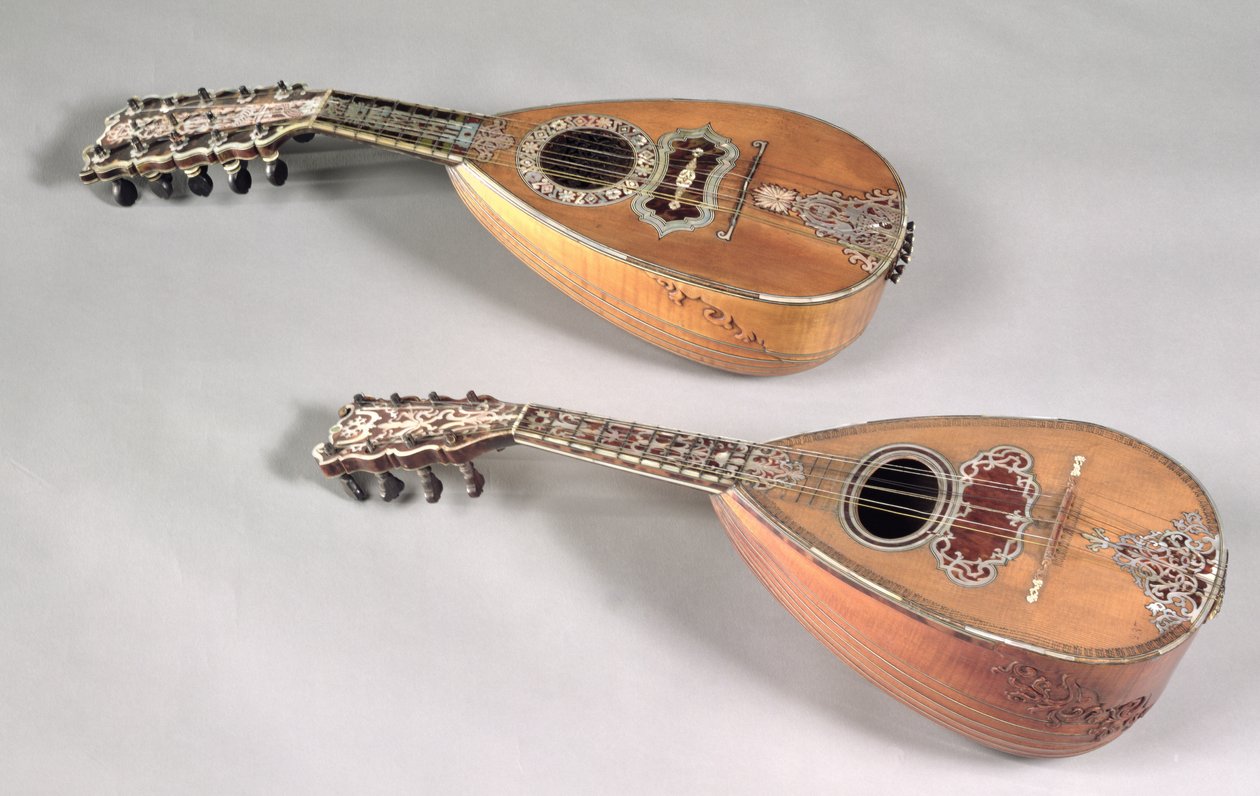 Napolitansk fyrdubbelsträngad mandolin och en milanesisk sex dubbelsträngad mandolin (trä) av Italian School