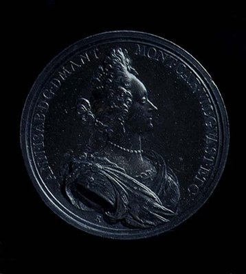 Framsidan av en porträttmedalj av Anna Isabella av Mantua, präglad 1698. Inskription: ANN-I SAB- D G MANT MONT CAR VIL GVAST ET C (silver) (för baksidan se 119198) av Italian School