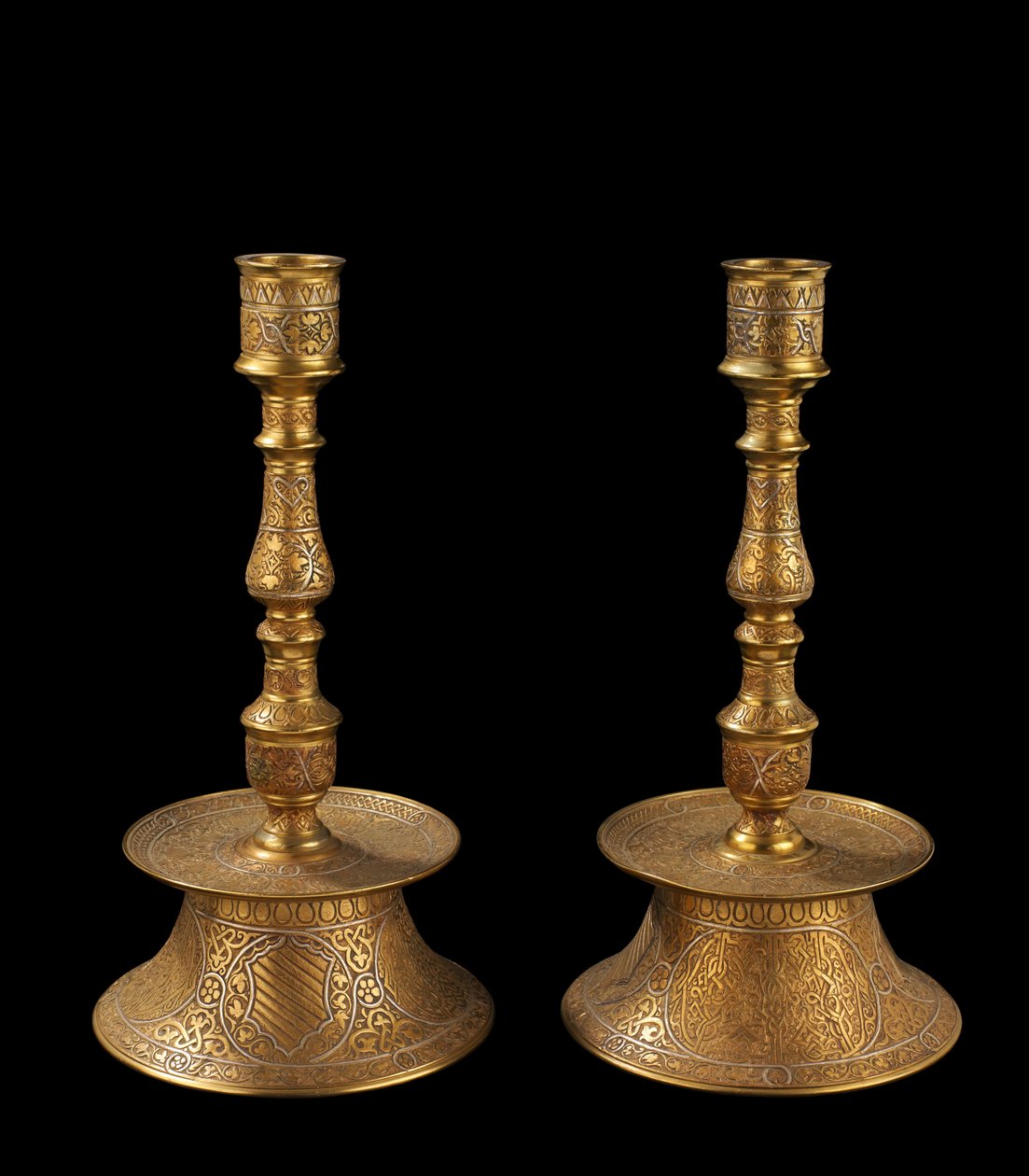 Ett par ljusstakar av gjuten brons med silveröverdrag, var och en med en vapensköld, tidigare kallad "Belegno av Venedig", och en blank sköld, 1800-99 av Italian School
