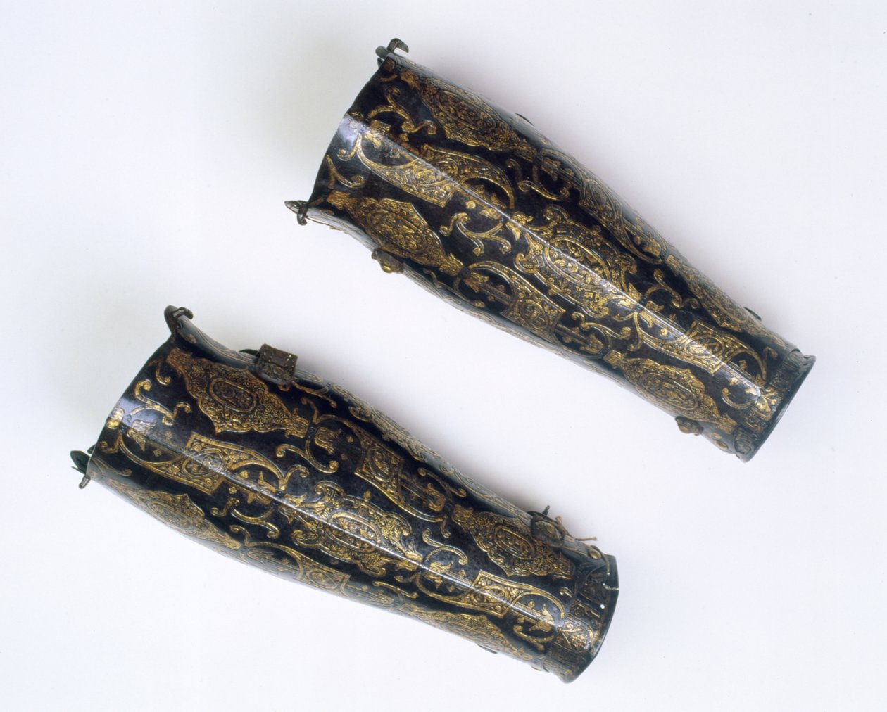 Ett par benskydd från ärkehertig Albrechts (1559-1621) vapenhus, guvernör i Nederländerna, ca 1598 (järn med silver och guld) av Italian School