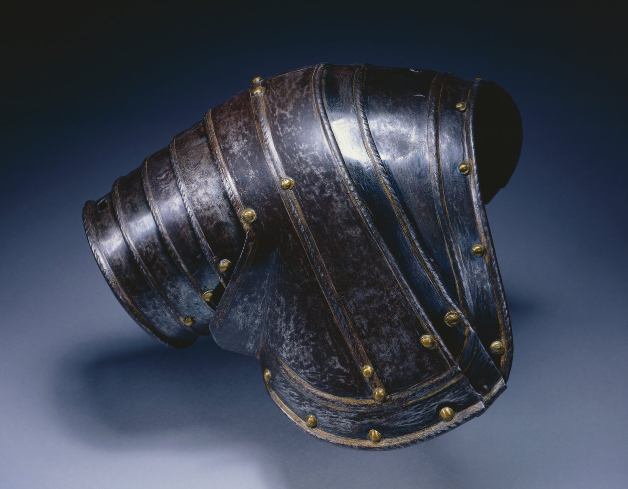 Pauldron för höger axel, c.1560-70 (blått & förgyllt stål) av Italian School