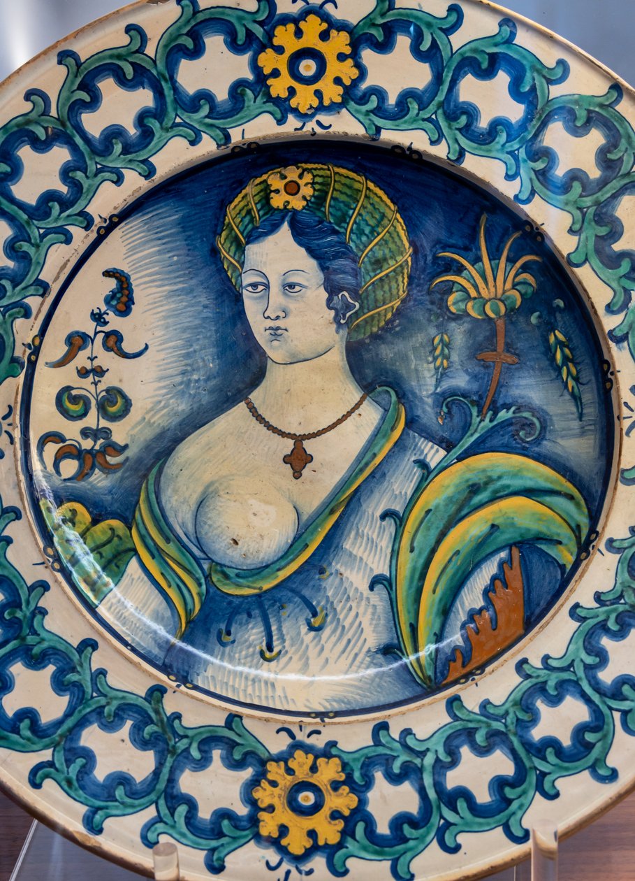 Tallrik dekorerad av en vacker kvinnobyst, med motiv av en törnekrona, första hälften av 1500-talet (majolica) av Italian School