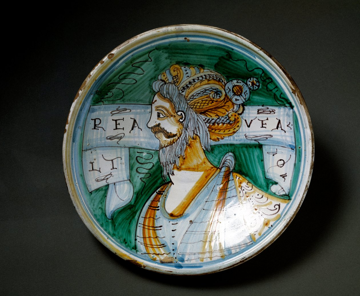 Porträtt av en man med en turban. Keramisk platta tillverkad i Viterbo, Italien. 1600-talets Florens, Museo Nazionale del Bargello av Italian School