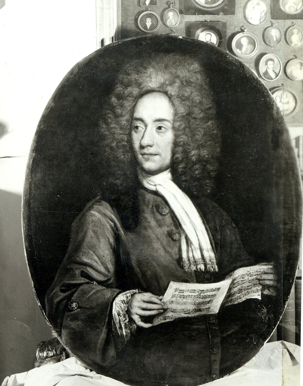 Porträtt av kompositören Tomaso Giovanni Albinoni (1671-1751) håller ett partitur av Italian School