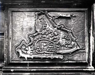 Reliefkarta från kyrkfasaden som visar fästningsstaden Moon under det kanadensiska kriget 1645-69 mellan venetianerna och turkarna, beställd av familjen Barbaro (sten) (svartvitt foto) av Italian School