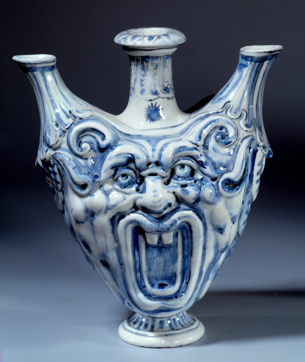 Mjuk porslinsflaska från 1500-talet, tillverkad av Francois II de Medicis (1544-1560) Sevres, porslinstillverkning av Italian School