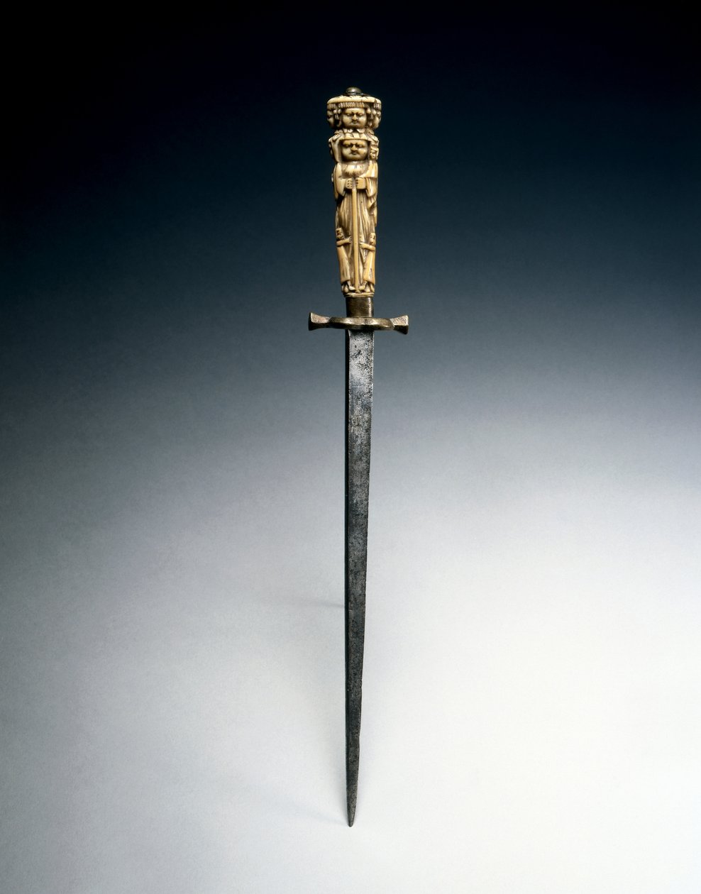 Stilett med grepp utformad som figurer av välgörenhet, rättvisa och hopp, ca 1650 (stål, mässing och elfenben) av Italian School