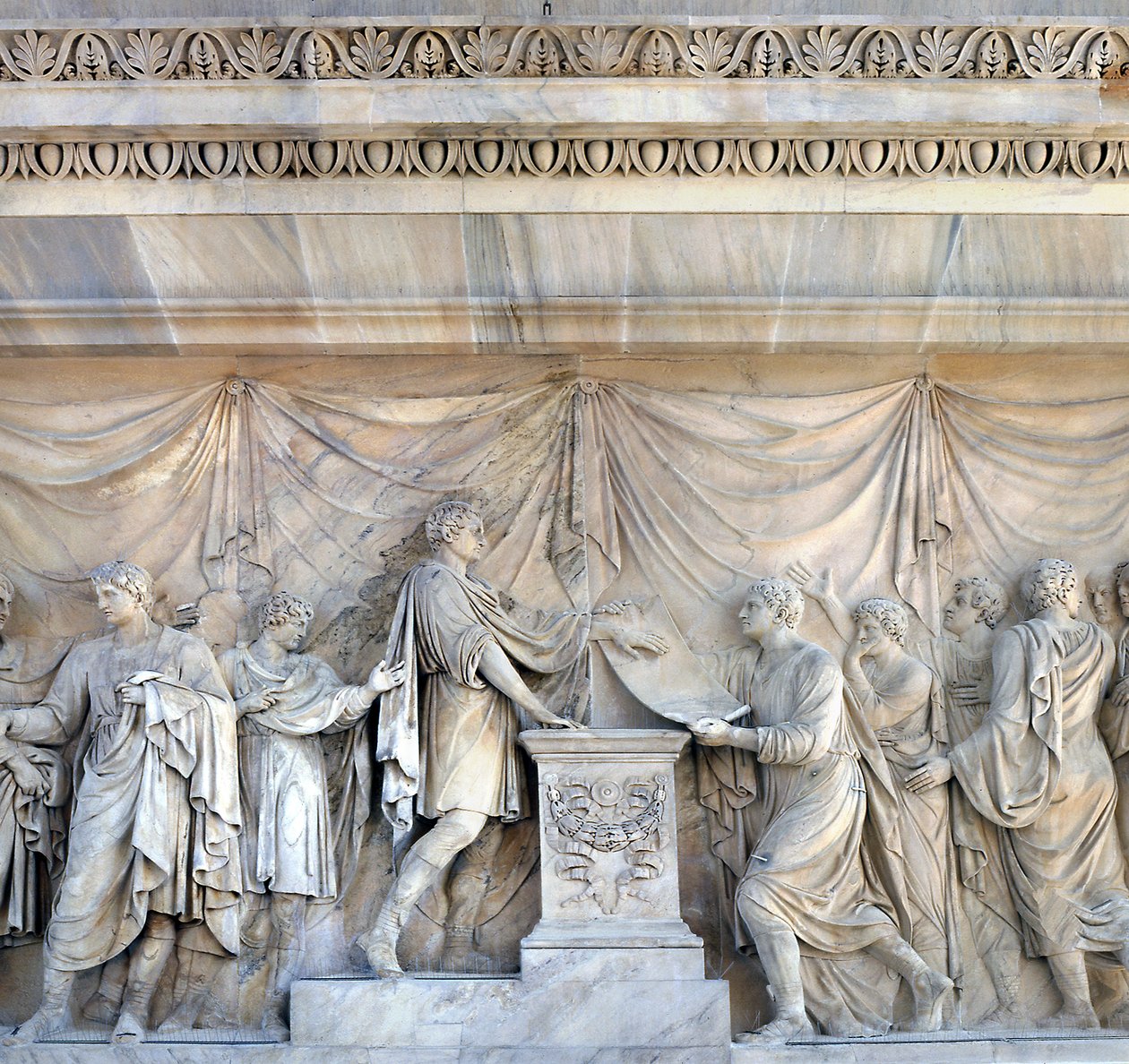 Prags kongress, detalj av Arch of Peace, Milano, Italien (marmor) av Italian School