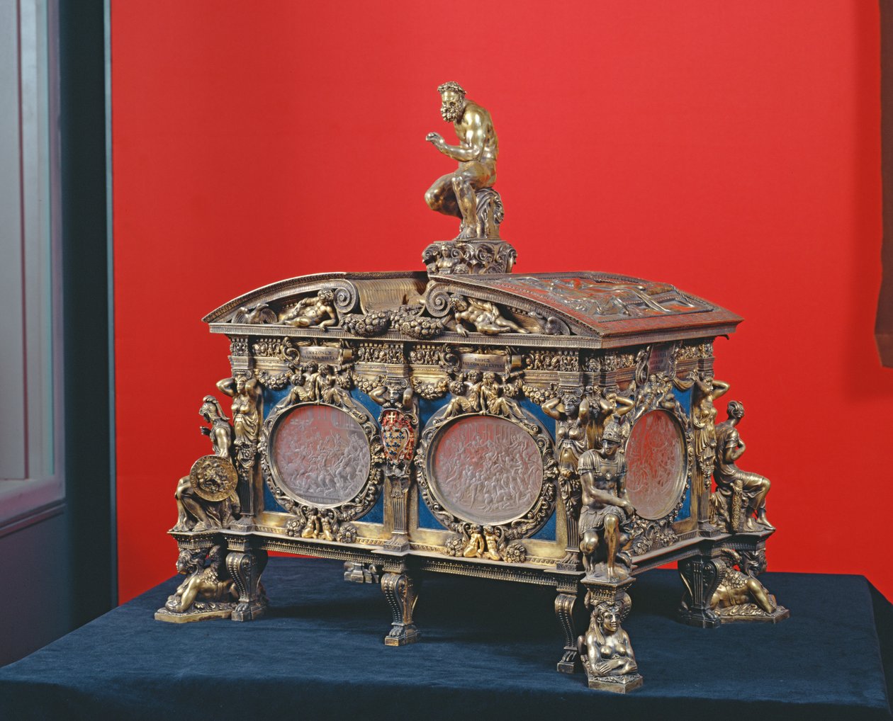 The Farnese Chest, av Sebastiano Sbarri (fl.1548-61) och Giovanni Bernardo da Castel Bolognese, 1548 (silver och lapis lazuli) av Italian School