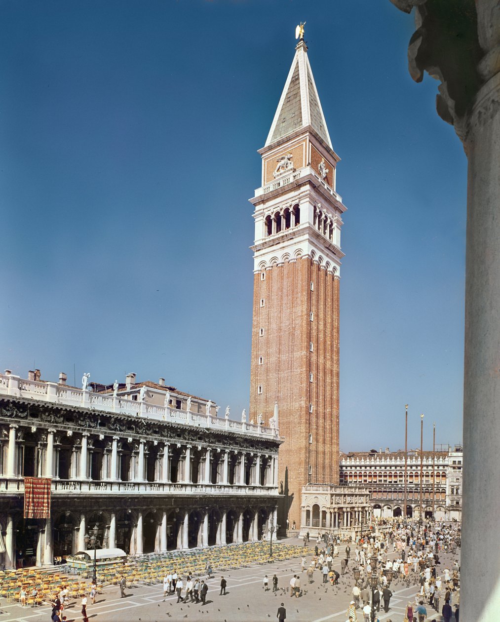 Libreria Sansoviniana och campanile av Italian School