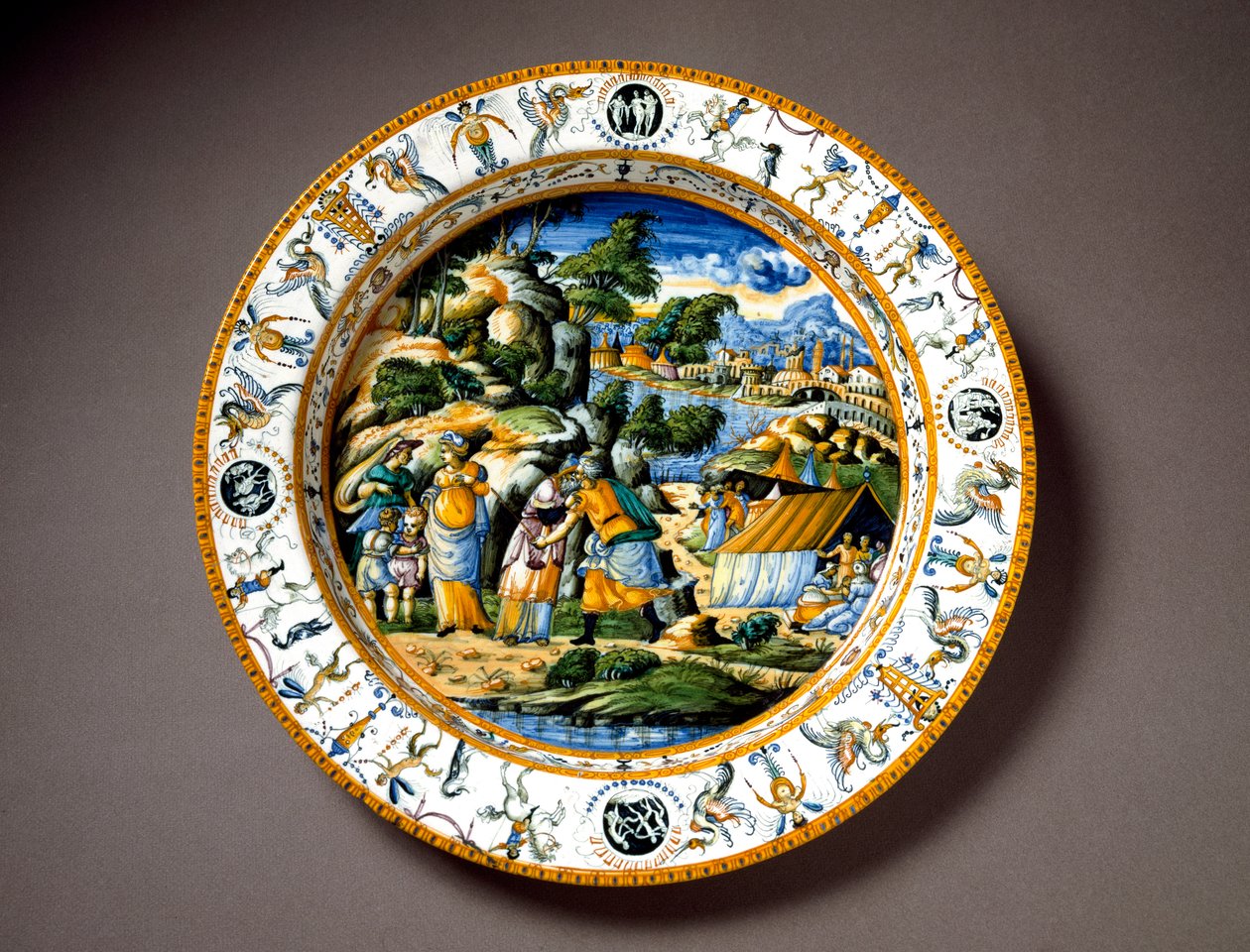 Mötet mellan Aaron och Moise Keramisk tallrik producerad i Urbino i verkstaden Fontana, Italien. 1550 runt Florens, Museo Nazionale del Bargello - Mötet mellan Aaron och Moses, keramikplatta från Fontana-verkstaden, Urbino, Italien. Cirka 1550. Nationa av Italian School