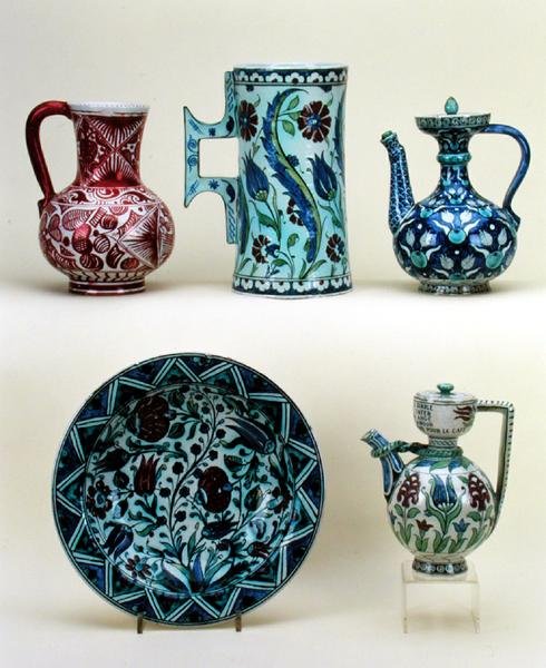 Topp, L-R: Kanna; Stor tankard; Orientalisk kaffekanna; Botten, L-R: Laddare; Orientalisk kaffekanna, helt maiolica från Cantagalli Factory, ca 1890 (lergods) av Italian School