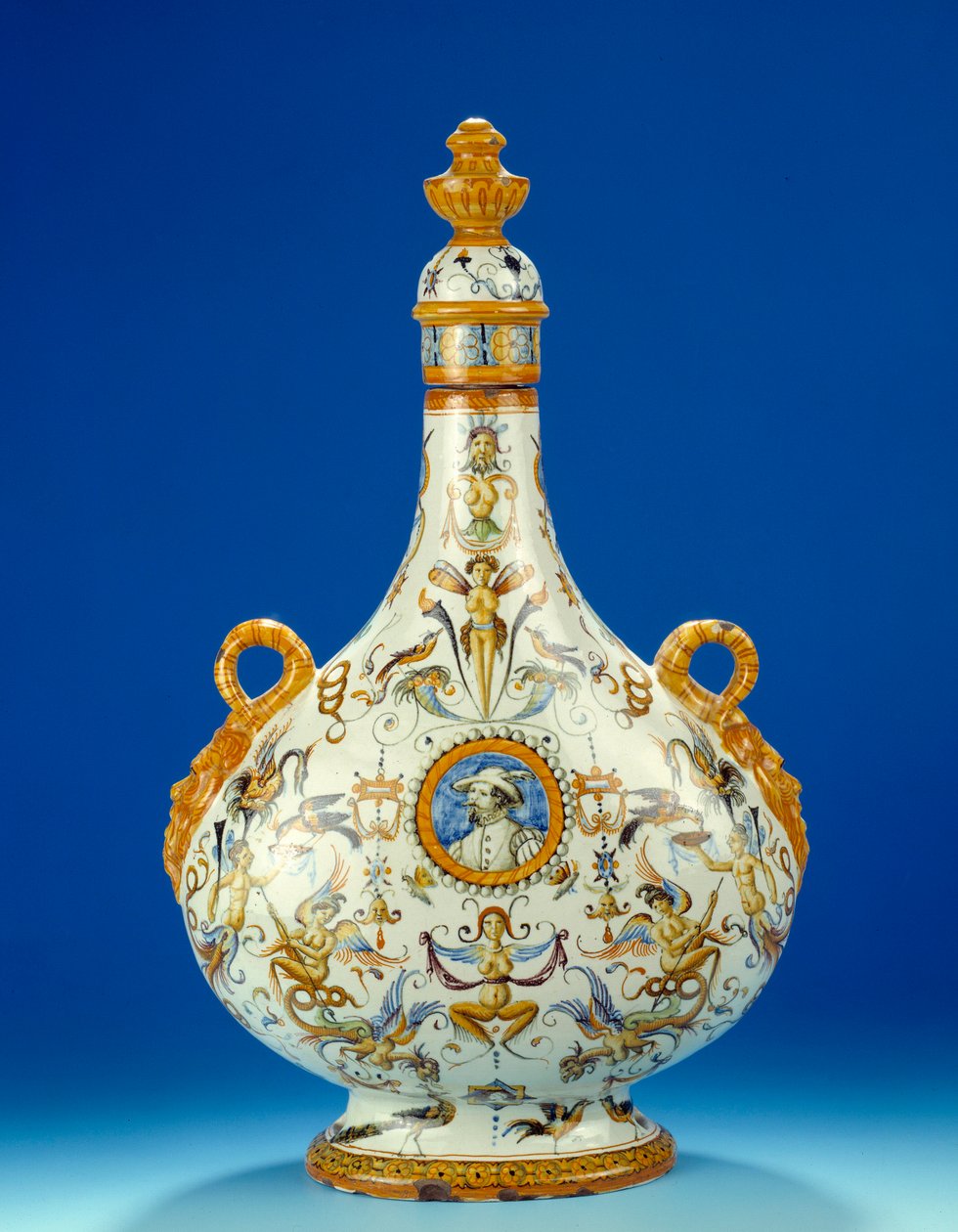 Vas i form av en kalebass i majolika (majolika) tillverkad i fajansfabrikerna Fontana i Urbino i Italien 1570-1580 Paris, Musee du Petro Palais av Italian School