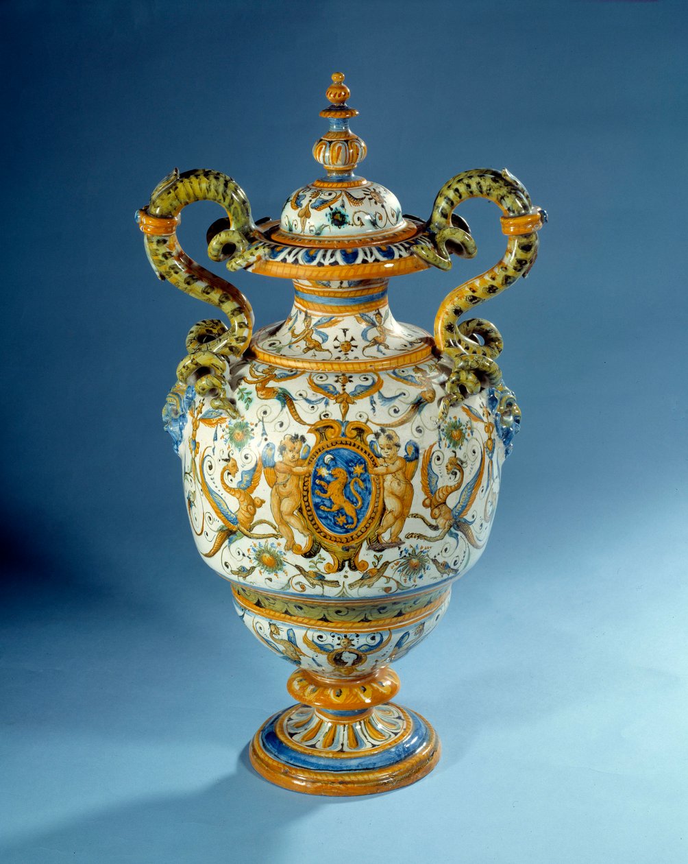 Vas med vridna handtag i majolic (maiolica) tillverkad i fajansfabrikerna i Patanazzi i Italien (slutet av 1500- och 1600-talet) Paris, Louvren av Italian School