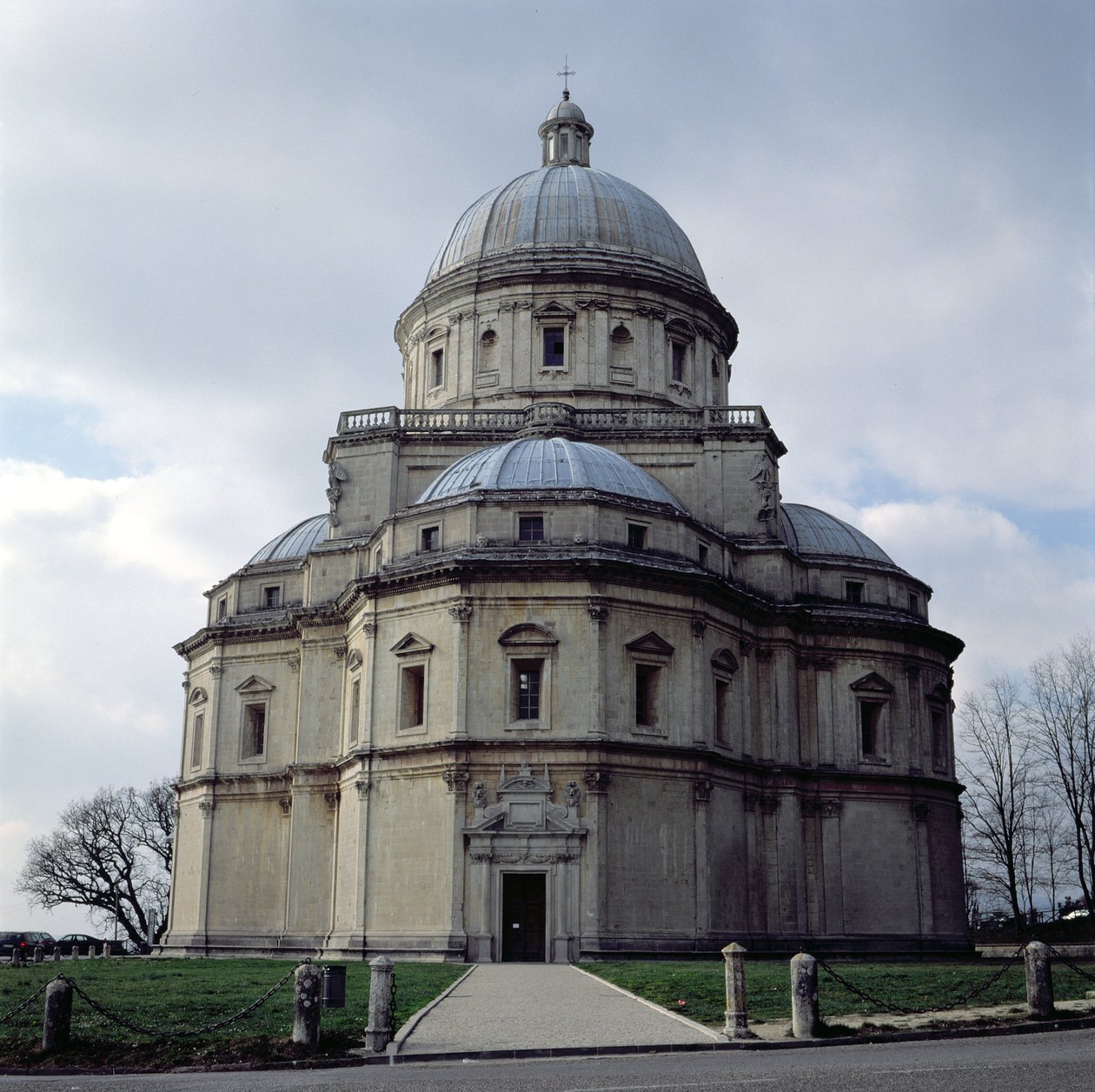 Utsikt över Santa Maria della Consolazione designad av Cola da Caprarola och färdigställd av Ambrosio Barocci och Francesco da Vita, byggd 1508-24 av Italian School