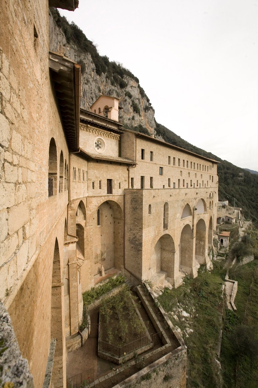 Utsikt över klostret St. Benedetto (Sacro Speco) byggt från 1100-talet, Subiaco (Rom), Italien av Italian School
