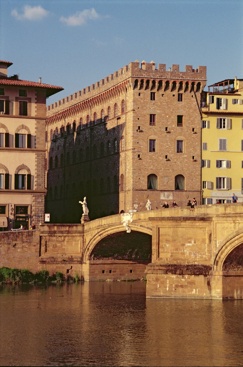 Utsikt över Museo Ferragamo och Ponte Santa Trinita av Italian School