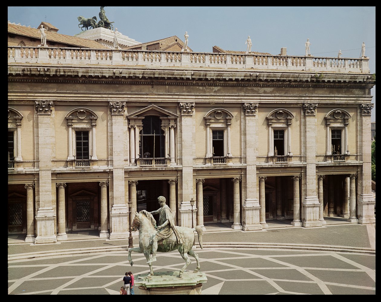 Utsikt över Palazzo Nuovo och ryttarstatyn av Marcus Aurelius (121-180 e.Kr.) av Italian School